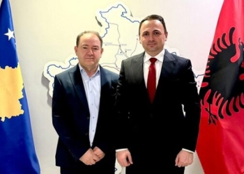 Drejtori i AKI në KOSTT, me zyrtarin aty flet për “parandalimin e rreziqeve të sabotimit e sigurinë elektroenergjetike”