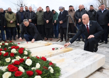 Haradinaj bën homazhe për Jusuf e Bardhosh Gërvallën dhe Kadri Zekën