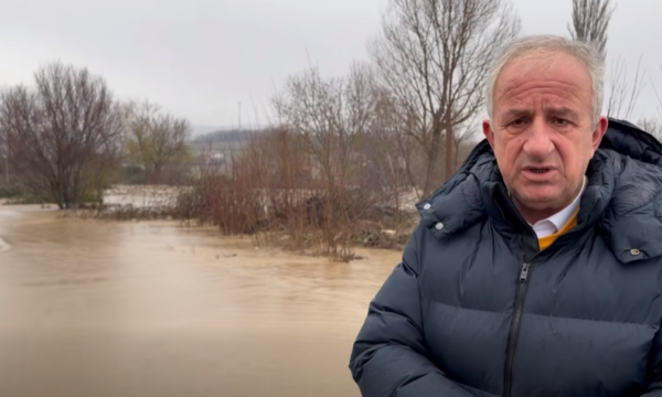 Bllokohen disa rrugë nga vërshimet në Suharekë, Muharremaj del me apel për qytetarët