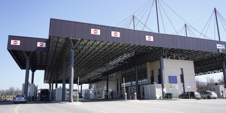 Bie fluksi i mërgimtarëve në pikat kufitare