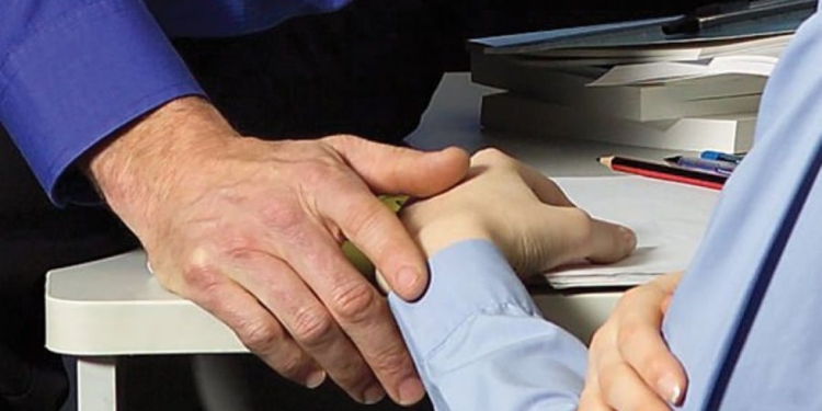 Dyshime për sulm seksual në shkollë në Gjilan – profesori ndalohet 48 orë