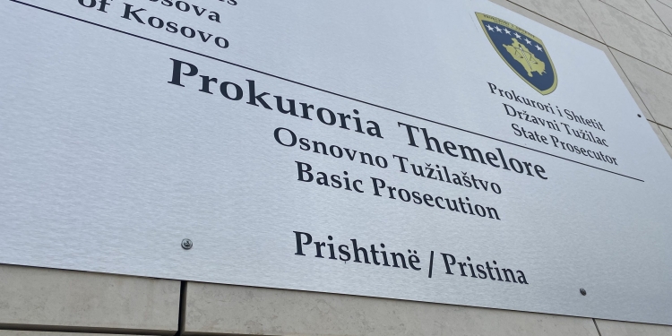 Prokuroria del me njoftim, u shoqëruan në polici tre persona, një zyrtar u kap në flagrancë duke marrë ryshfet