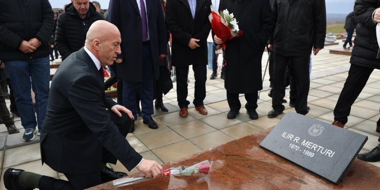 Haradinaj bën homazhe në Rogovë: Vazhduam luftën për ta jetësuar amanetin e trimave