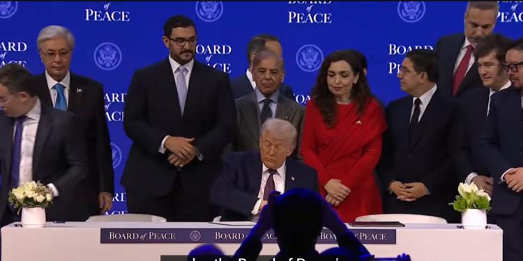 Trump kthehet dhe i shikon liderët në ceremoninë ku është edhe Osmani: E dua secilin prej tyre, zakonisht dy a tre s’mund t’i duroj