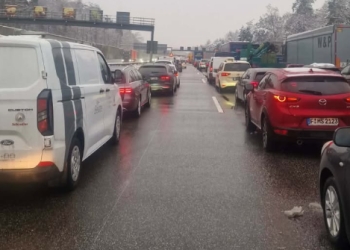 Reshje të mëdha bore në Gjermani, mërgimtari thotë se janë ‘bllokuar’ në autostradën A3