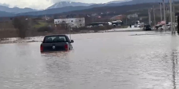 Vërshime në Sojevë: Një familje e bllokuar në ujë, 7 të tjera në pamundësi evakuimi