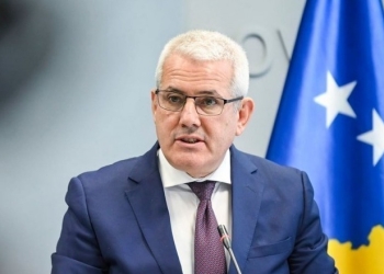 Sveçla jep detaje për vërshimet dhe zjarrin në fabrikën e Gjakovës: U angazhuan zjarrfikës nga 6 komuna