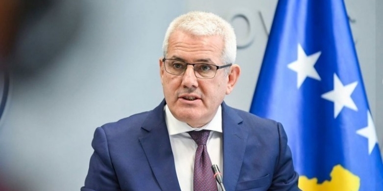 Sveçla jep detaje për vërshimet dhe zjarrin në fabrikën e Gjakovës: U angazhuan zjarrfikës nga 6 komuna