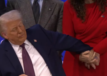 Trump ia shtrëngon duart Osmanit pasi e nënshkruan rezolutën inauguruese të Bordit të Paqes