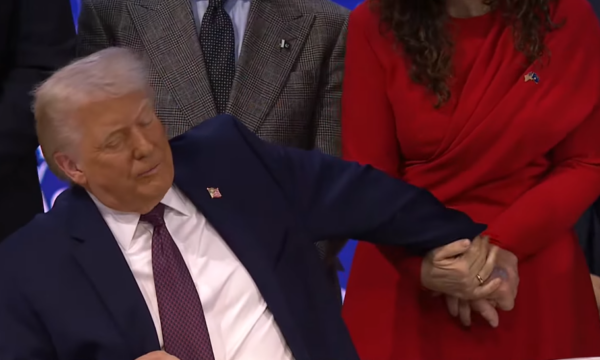 Trump ia shtrëngon duart Osmanit pasi e nënshkruan rezolutën inauguruese të Bordit të Paqes
