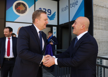 Haradinaj takohet me emisarin e BE-së, diskutohet formimi i shpejtë i institucioneve