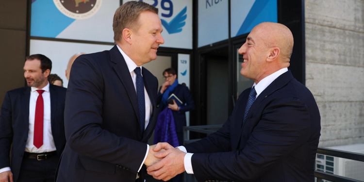 Haradinaj takohet me emisarin e BE-së, diskutohet formimi i shpejtë i institucioneve