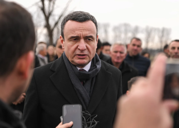 Kurti bën homazhe në 45-vjetorin e vrasjes së Jusuf e Bardhosh Gërvallës dhe Kadri Zekës