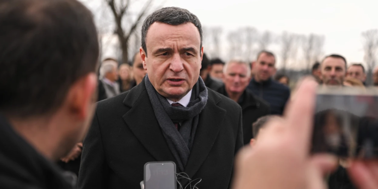 Kurti bën homazhe në 45-vjetorin e vrasjes së Jusuf e Bardhosh Gërvallës dhe Kadri Zekës