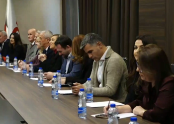 Abdixhiku i ha fjalët e veta – “Xhafa” që pozoi me Kurtin pas shpine, ende pjesë e Kryesisë së LDK-së