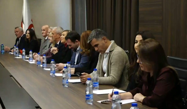 Abdixhiku i ha fjalët e veta – “Xhafa” që pozoi me Kurtin pas shpine, ende pjesë e Kryesisë së LDK-së