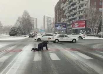 Skenë e pazakontë në Shkup: Qytetari detyrohet të zvarritet në zebra për shkak të ngricave