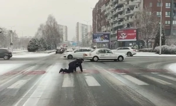 Skenë e pazakontë në Shkup: Qytetari detyrohet të zvarritet në zebra për shkak të ngricave