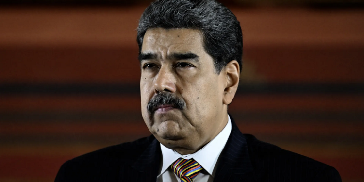 Sy e vesh të mbyllur | Trump publikon pamje të Maduros në dorë të Amerikës