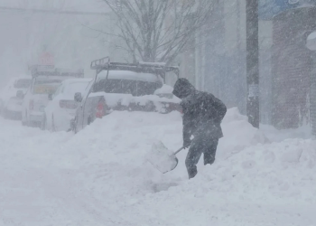 Stuhi dimërore e rrezikshme përfshin SHBA-në, shtatë të vdekur dhe mijëra pa energji elektrike