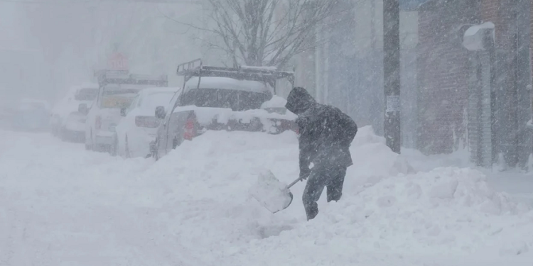 Stuhi dimërore e rrezikshme përfshin SHBA-në, shtatë të vdekur dhe mijëra pa energji elektrike