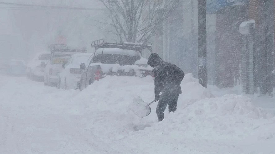 Stuhi dimërore e rrezikshme përfshin SHBA-në, shtatë të vdekur dhe mijëra pa energji elektrike