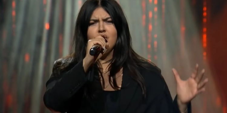 19-vjeçarja nga Kosova mahnit në skenën e “The Voice of Finland” me zërin e saj