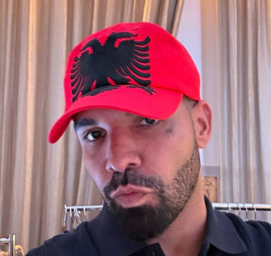Drake shfaqet sërish me shqiponjën dykrenare