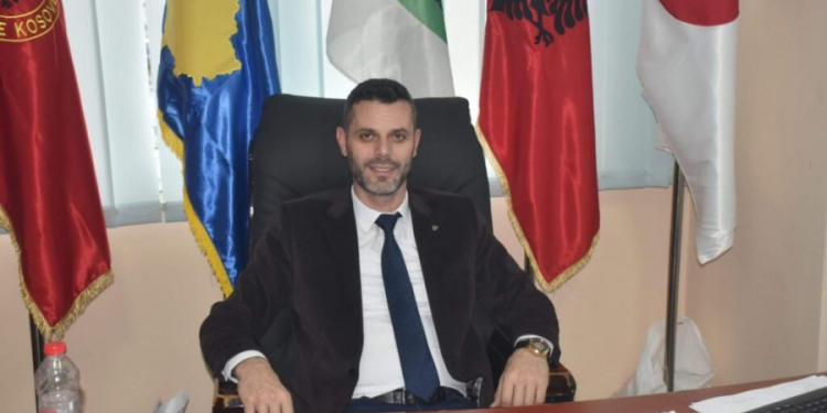 Bastiset zyra dhe shtëpia e Burim Shales, i dyshuar për keqpërdorime në Eko Regjion – ndodhet në arrati