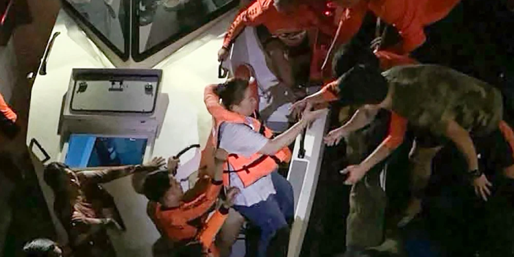 Traget i fundosur në Filipine, 15 të vdekur dhe 316 të shpëtuar