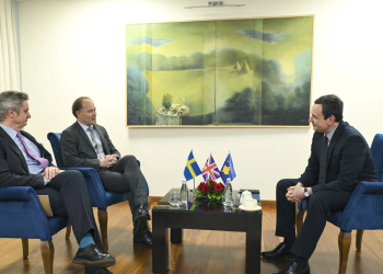 Kurti diskuton hapat e formimit të institucioneve me ambasadorin e Britanisë dhe Suedisë