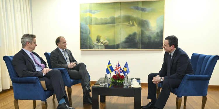 Kurti diskuton hapat e formimit të institucioneve me ambasadorin e Britanisë dhe Suedisë