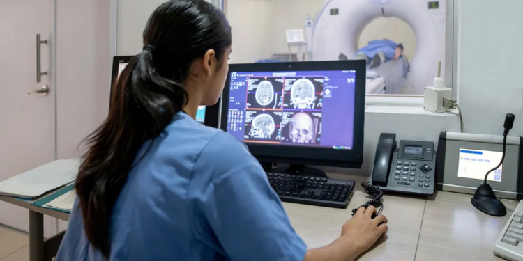 Menopauza ndërlidhet me ndryshime në tru që ngjajnë me Alzheimerin