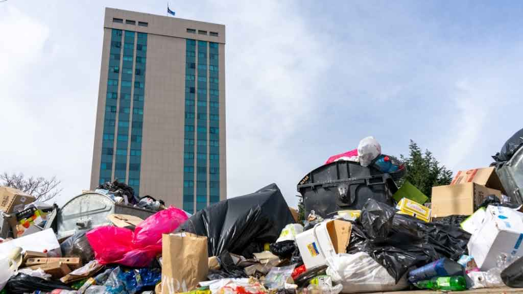 VV-ja dorëzon kërkesë në polici për hetimin e kontratës 950 mijë euro të Komunës së Prishtinës për mbeturinat