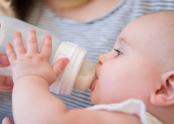 ‘Nestle’ tërheq globalisht disa produkte formulash për bebe, shkak frika nga toksinat