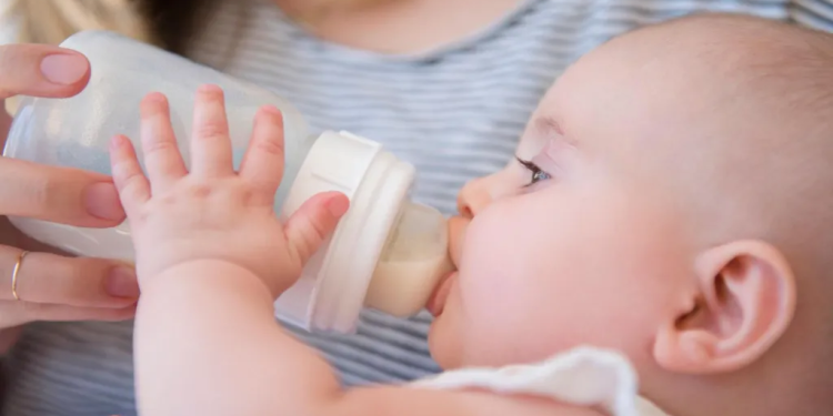 ‘Nestle’ tërheq globalisht disa produkte formulash për bebe, shkak frika nga toksinat