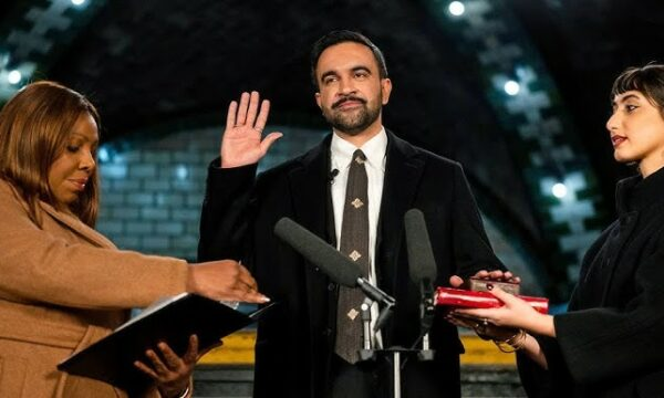 Zohran Mamdani betohet si kryetar i Nju Jorkut me dorën mbi Kuran në një stacion të braktisur metroje