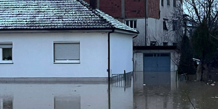 Vërshimet e Sitnicës zhysin dhjetëra shtëpi në ujë
