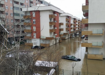 Shtyhet fillimi i gjysmëvjetorit të dytë në Fushë Kosovë, shkak i vërshimeve nga shiu dhe bora