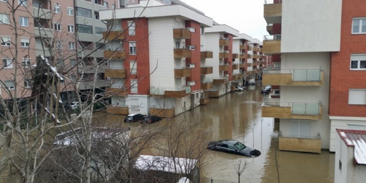 Shtyhet fillimi i gjysmëvjetorit të dytë në Fushë Kosovë, shkak i vërshimeve nga shiu dhe bora