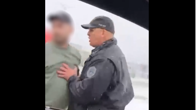 “Kush je ti me m’bërtit mu” – Polici e shtynë mërgimtarin në Merdare