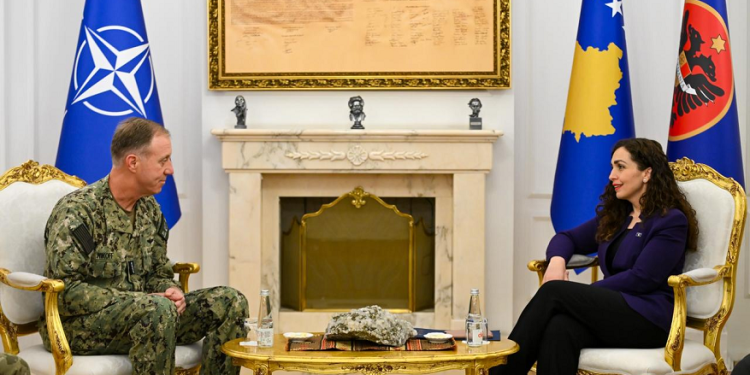 Presidentja Osmani e pret në takim admiralin Wikoff, potencohen rreziqet nga aktet destabilizuese të Serbisë