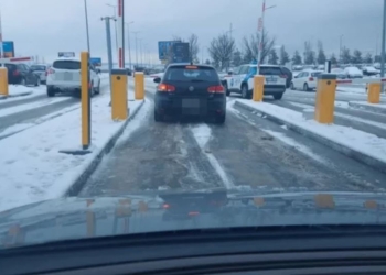Rrugët me borë, vështirësi në qarkullim drejt Aeroportit “ Adem Jashari”