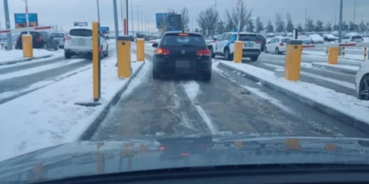 Rrugët me borë, vështirësi në qarkullim drejt Aeroportit “ Adem Jashari”