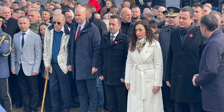 Krerët e shtetit nderojnë viktimat e Reçakut
