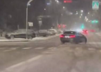 Vozitje e rrezikshme tek semaforat e konvikteve në Prishtinë, policia e gjen dhe e gjobit shoferin
