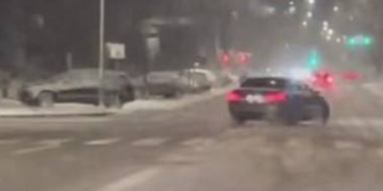 Vozitje e rrezikshme tek semaforat e konvikteve në Prishtinë, policia e gjen dhe e gjobit shoferin