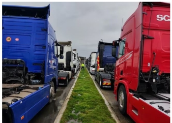 Transportuesit rajonalë bllokojnë kufijtë me BE-në, Kosova në vështirësi