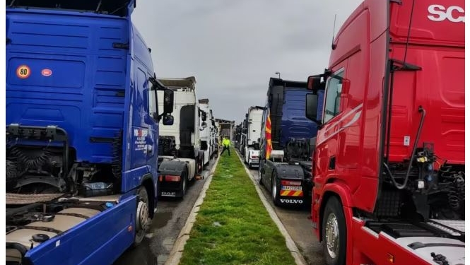 Transportuesit rajonalë bllokojnë kufijtë me BE-në, Kosova në vështirësi