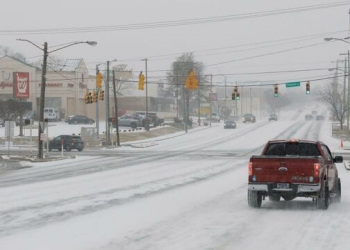 Stuhia në SHBA lë mbi 84,000 pa energji dhe anulon 10,000 fluturime